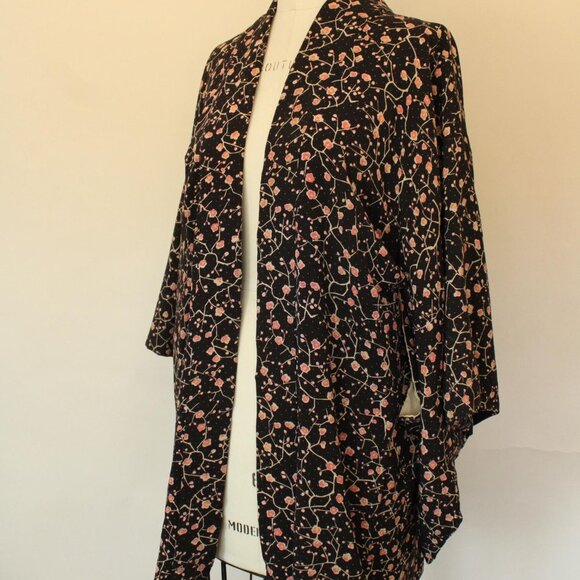 Vintage Women's Kimono, Short Haori in Black with Asian Floral Print Robe - Picture 8 of 10